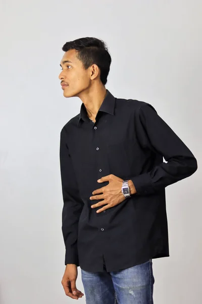 Ung Man Bär Blå Skjorta — Stockfoto