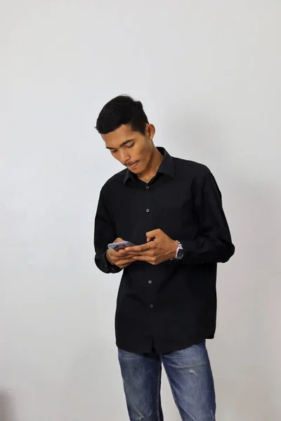 Jovem Asiático Camisa Azul Marinho Usando Smartphone Fundo Branco — Fotografia de Stock