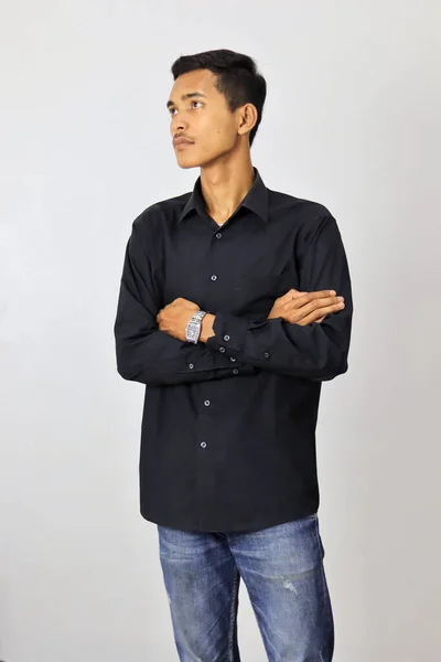 Indonésio Homem Vestindo Preto Camisa Isolado Branco Fundo — Fotografia de Stock