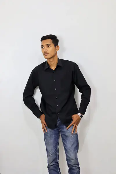 Indonesischer Mann Trägt Schwarzes Hemd Isoliert Weißen Hintergrund — Stockfoto