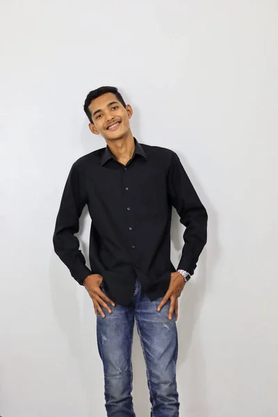 Indonésio Homem Vestindo Preto Camisa Isolado Branco Fundo — Fotografia de Stock