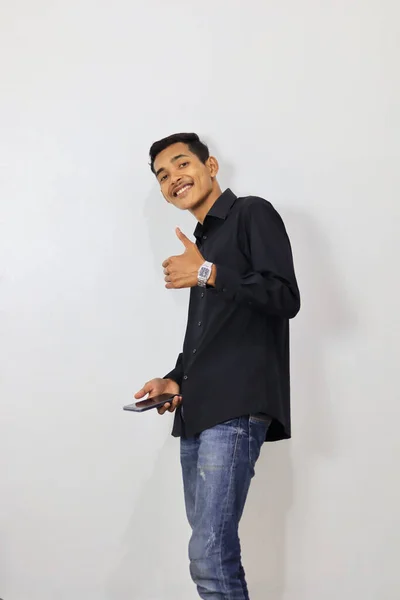Azji Młody Człowiek Granatowej Koszuli Pomocą Smartfona Białym Tle — Zdjęcie stockowe