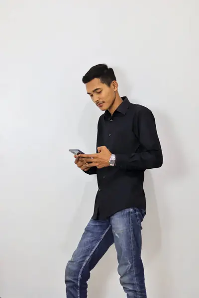 Ασιάτης Νεαρός Άνδρας Μπλε Πουκάμισο Χρησιμοποιώντας Smartphone Λευκό Φόντο — Φωτογραφία Αρχείου