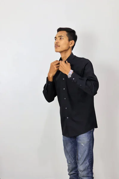 Hombre Indonesio Con Camisa Negra Fondo Blanco Aislado —  Fotos de Stock