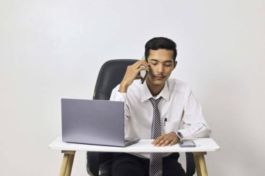 Dizüstü ofisteki çalımakta işadamı 