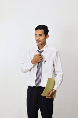 Beyaz bir geçmişi olan genç ve yakışıklı bir iş adamı.