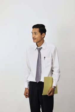 Beyaz bir geçmişi olan genç ve yakışıklı bir iş adamı.