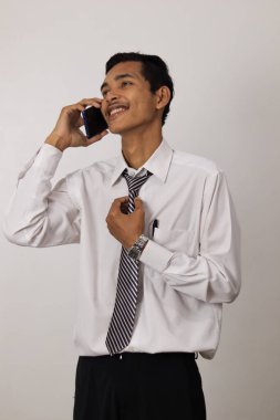 Genç işadamı akıllı telefon kullanıyor. 