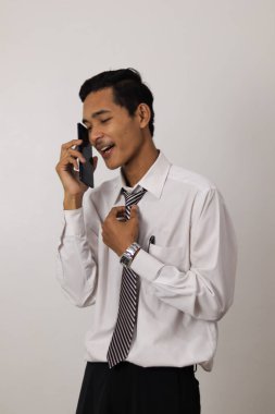 Genç işadamı akıllı telefon kullanıyor. 