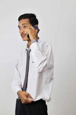 Genç işadamı akıllı telefon kullanıyor. 