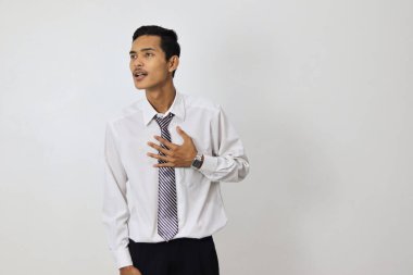 Beyaz tişörtlü genç Asyalı stresli görünüyor. 