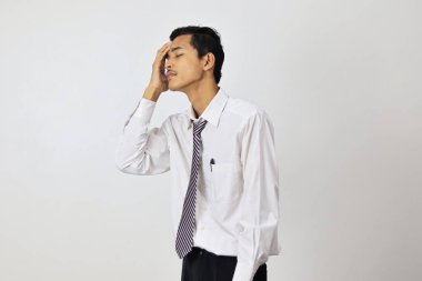 Beyaz tişörtlü genç Asyalı stresli görünüyor. 