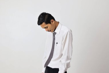 Beyaz tişörtlü genç Asyalı stresli görünüyor. 