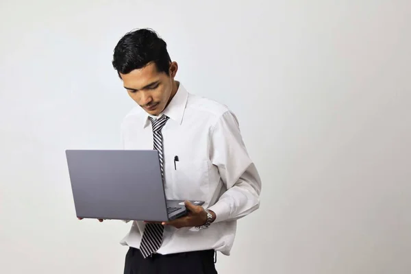 Hombre Negocios Asiático Con Camisa Blanca Sosteniendo Una Computadora Portátil —  Fotos de Stock