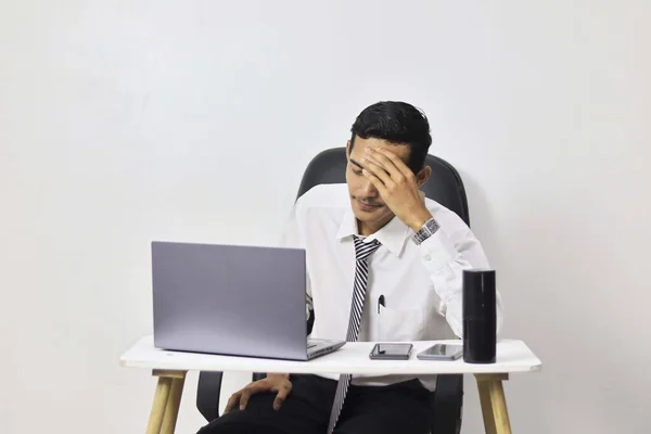 Επιχειρηματίας Που Εργάζεται Φορητό Υπολογιστή Στο Γραφείο — Φωτογραφία Αρχείου