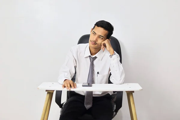 Yorgun Asyalı Adam Ofisinde Oturuyor — Stok fotoğraf