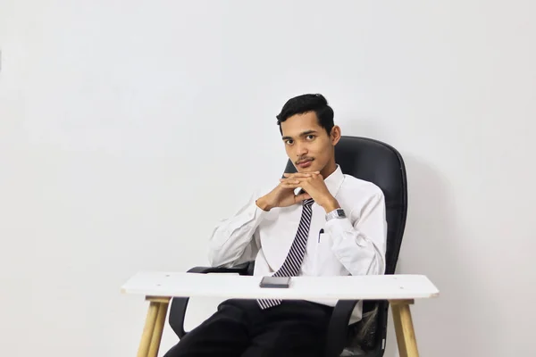 Πορτρέτο Του Νεαρού Όμορφος Επιχειρηματίας Στο Γραφείο — Φωτογραφία Αρχείου