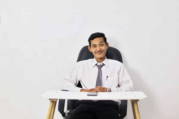 Portré Fiatal Jóképű Üzletember Hivatalban — Stock Fotó