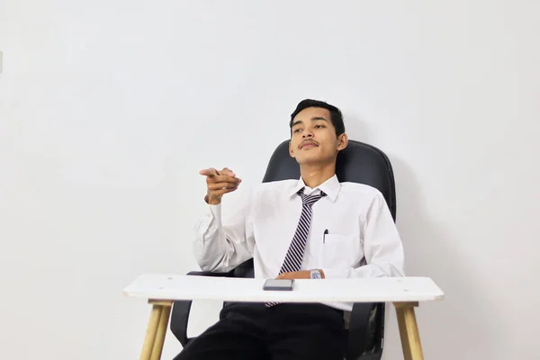 Fatigué Asiatique Homme Assis Dans Bureau — Photo