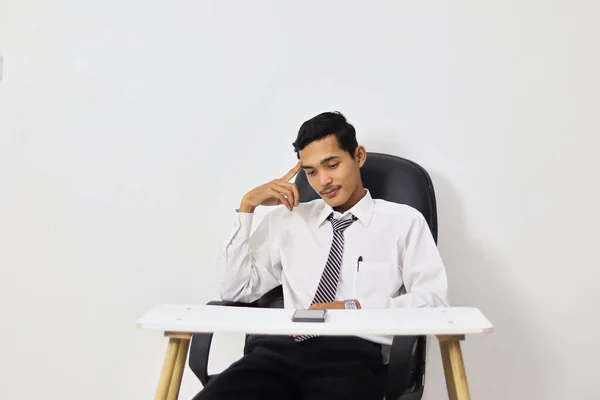 Fatigué Asiatique Homme Assis Dans Bureau — Photo