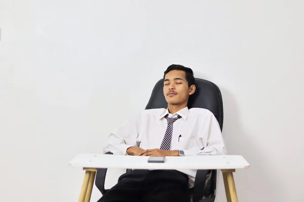Yorgun Asyalı Adam Ofisinde Oturuyor — Stok fotoğraf