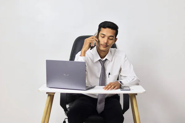 Asiatischer Geschäftsmann Arbeitet Mit Laptop — Stockfoto
