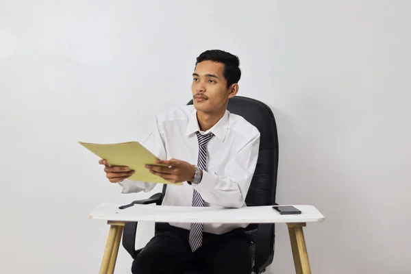 Азиатский Молодой Человек Работает Офисе Сидит Столе — стоковое фото
