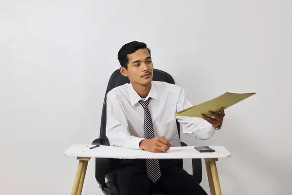 Ofiste Çalışan Asyalı Genç Adam Masada Oturuyor — Stok fotoğraf