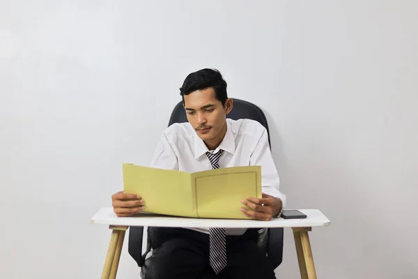 Asiatischer Junger Mann Arbeitet Büro Und Sitzt Auf Schreibtisch — Stockfoto