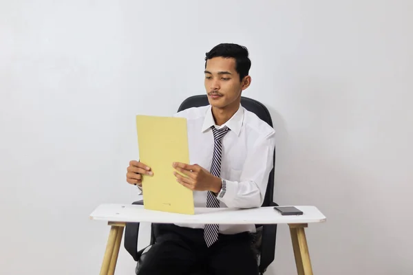 Asiático Joven Trabajando Oficina Sentado Escritorio —  Fotos de Stock