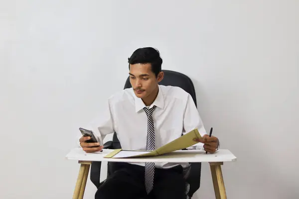 Asiatique Jeune Homme Travaillant Dans Bureau Assis Sur Bureau — Photo
