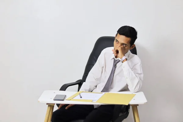 Asiatisk Ung Man Som Arbetar Kontoret Sitter Skrivbordet — Stockfoto