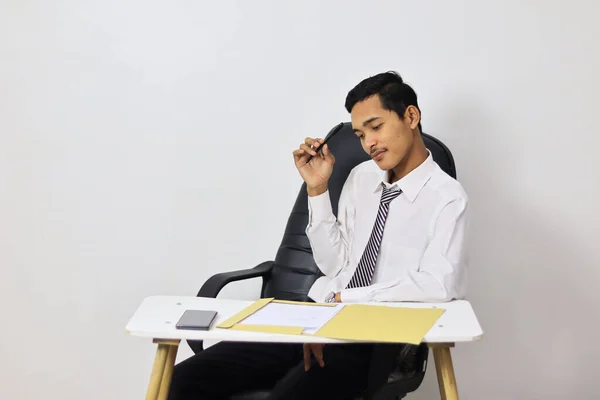 Asiatisk Ung Man Som Arbetar Kontoret Sitter Skrivbordet — Stockfoto