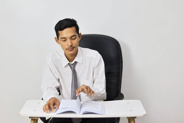Asiatique Jeune Homme Travaillant Dans Bureau Assis Sur Bureau — Photo