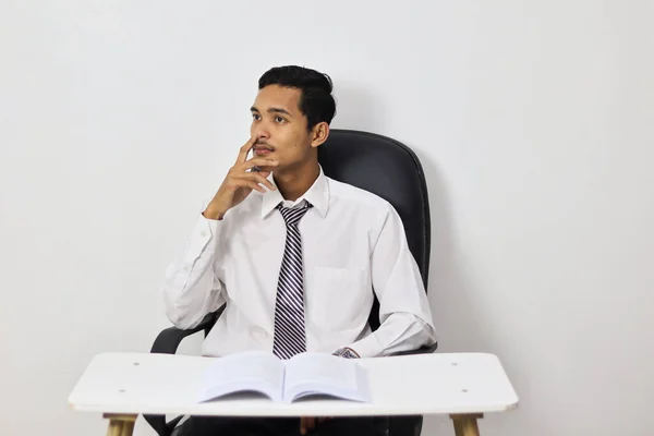 Asiatischer Junger Mann Arbeitet Büro Und Sitzt Auf Schreibtisch — Stockfoto