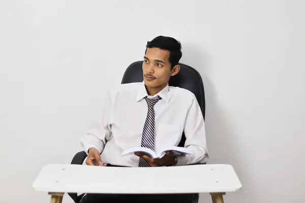 Ofiste Çalışan Asyalı Genç Adam Masada Oturuyor — Stok fotoğraf