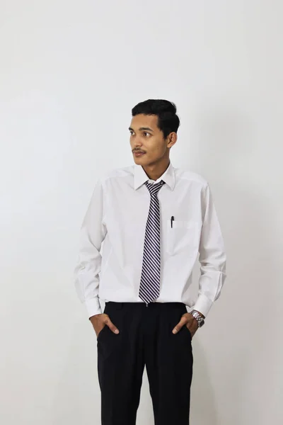 Jong Aziatisch Zakenman Een Wit Shirt Tegen Witte Achtergrond — Stockfoto
