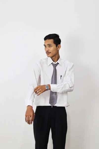 Mladý Asijský Podnikatel Bílé Košili Proti Bílému Pozadí — Stock fotografie