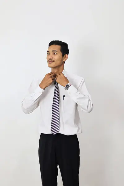 Jong Aziatisch Zakenman Een Wit Shirt Tegen Witte Achtergrond — Stockfoto