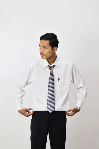 身穿白色背景衬衫的年轻亚洲商人 — 图库照片