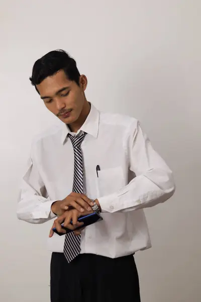 Retrato Jovem Empresário Asiático Verifica Tempo Seu Relógio Pulso — Fotografia de Stock