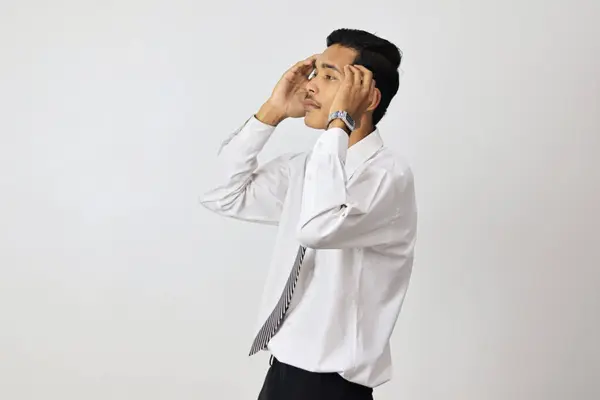 Ung Asiatisk Man Bär Vit Skjorta Ser Stressad — Stockfoto