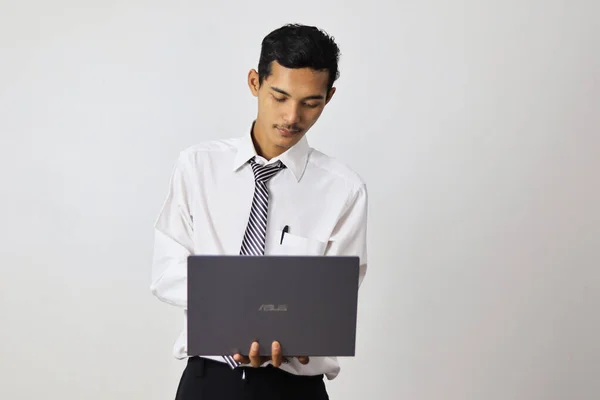 年轻英俊商人头戴白色背景笔记本电脑的肖像 — 图库照片