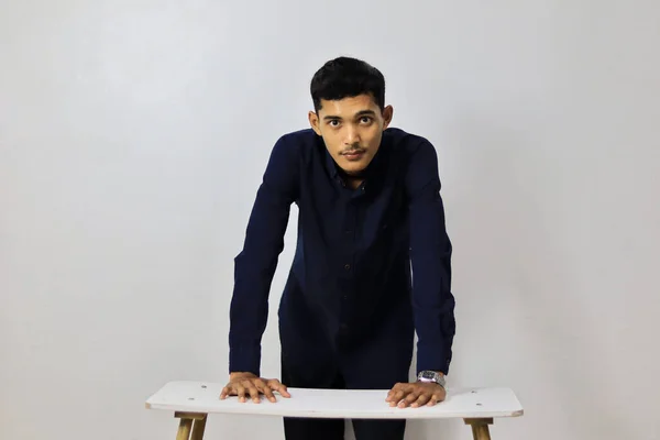 Jeune Homme Affaires Penche Sur Table Assis Dans Studio — Photo