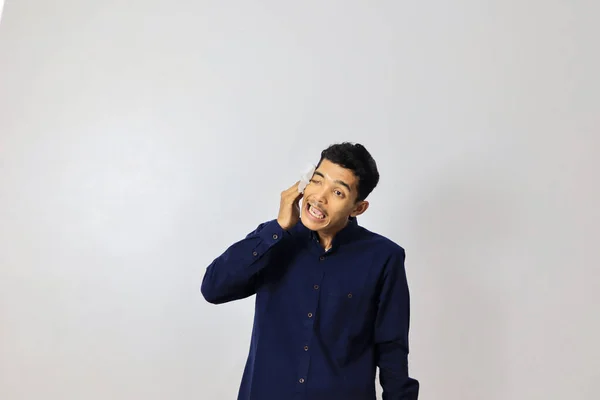Junge Asiatische Geschäftsmann Wischt Sein Gesicht Auf Weißem Hintergrund — Stockfoto