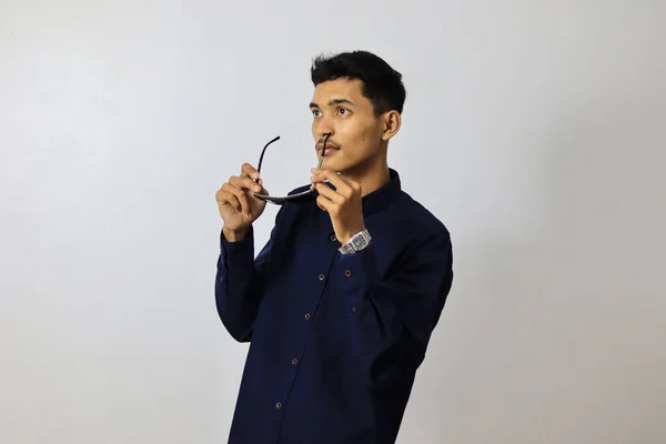 Potret Pemuda Tampan Mengenakan Kacamata Hitam — Stok Foto