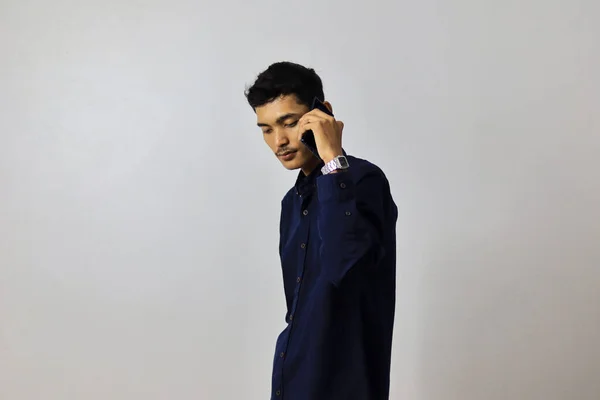 Jeune Beau Asiatique Homme Affaires Utilisant Smartphone Debout Sur Fond — Photo