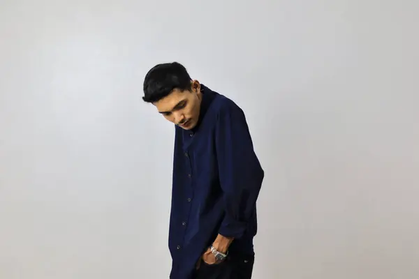 Ung Vacker Asiatisk Man Bär Blå Skjorta Över Isolerad Vit — Stockfoto