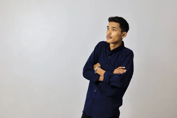 Jonge Knappe Aziatische Man Draagt Blauw Shirt Geïsoleerde Witte Achtergrond — Stockfoto