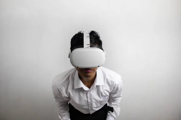 Giovane Uomo Camicia Bianca Ordinata Con Auricolare Realtà Virtuale Isolato Immagine Stock